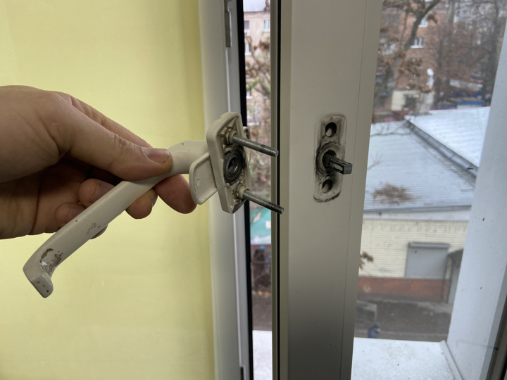 Сломанная ручка пластикового окна